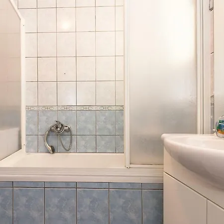 1 Bedroom In Apartment *