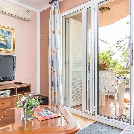 1 Bedroom In Apartment Makarska
